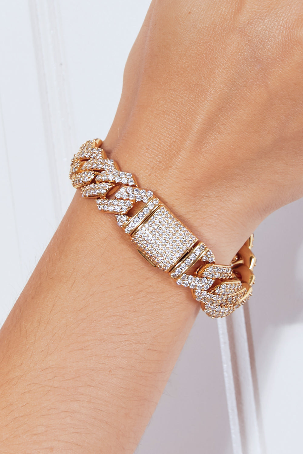 Sparkling Elegance: Alloy Bracelet with Inlaid Zircon Gems